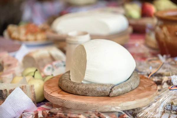 Aperitivos com queijo cottage e salsicha — Fotografia de Stock