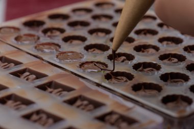 Metal kalıpları içine dökme çikolata