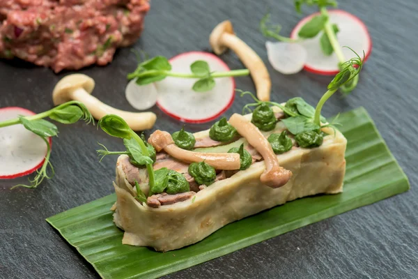 Pasta mantar ve turp içinde sığır eti