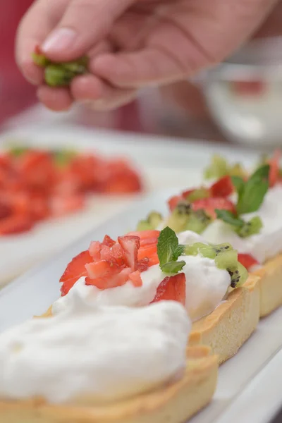 Torten mit Schlagsahne und Erdbeeren und Minzblättern — Stockfoto