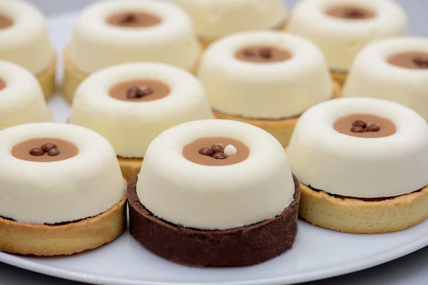 Tarts with vanilla pudding and coffee cream — Stock Photo, Image