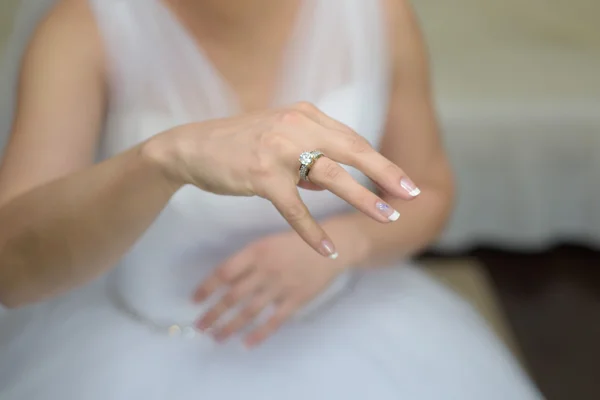 Bague de fiançailles en or blanc — Photo