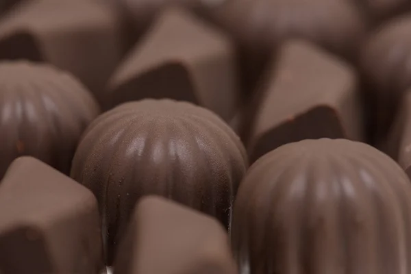 Маленькие шоколадные шарики крупным планом — стоковое фото