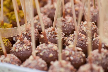 Yuvarlak çikolata topları