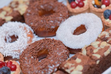 Vanilya krem, yaban mersini ve redcurran ile mini Donuts, tarts