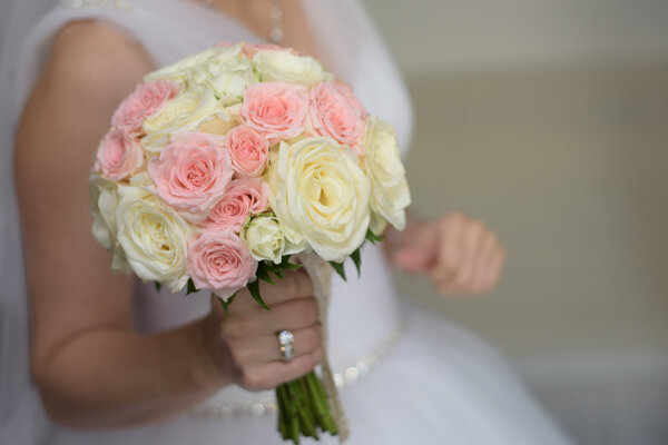 Bride showing her roses bouquet
