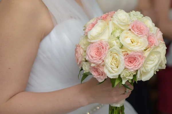 Noiva segurando seu buquê de rosas — Fotografia de Stock