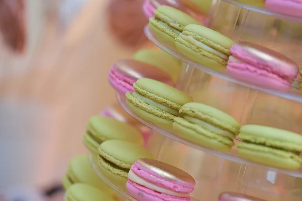 Pistachio and pink macaroons — Stock Photo, Image