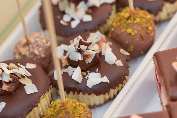 Muffin con scaglie di cocco e palline di cioccolato — Foto Stock
