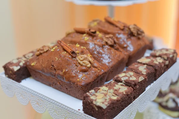 Cacao spons cake met noten en kaneel — Stockfoto