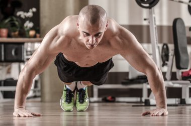 kaslı adam gönderme yapıyor ups