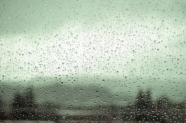 Regentropfen auf ein Fenster — Stockfoto