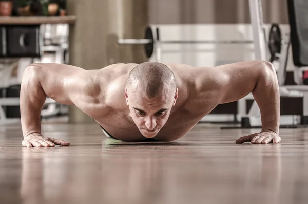 Svalnatý muž dělá push up — Stock fotografie