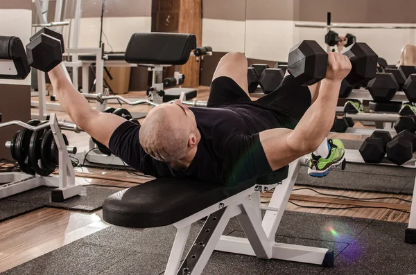 Man lifting weights — Stock Photo, Image