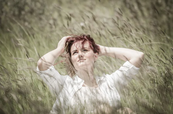 Jonge mooie vrouw — Stockfoto