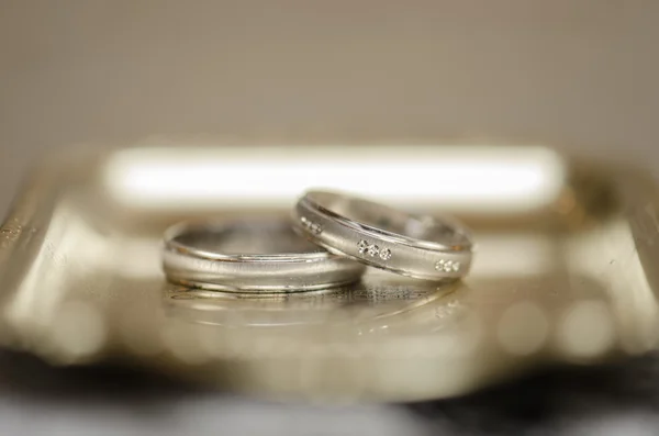黄金の皿の上の結婚指輪 — ストック写真