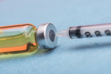 Bir ampul üzerinden açılan serum şırınga