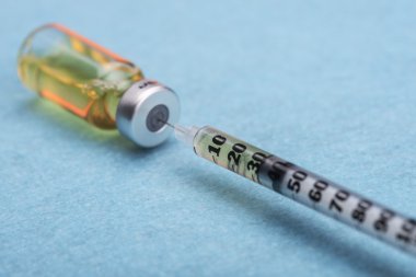 Bir ampul üzerinden açılan serum şırınga