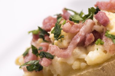 pastırma ve yumurta ile sandviç