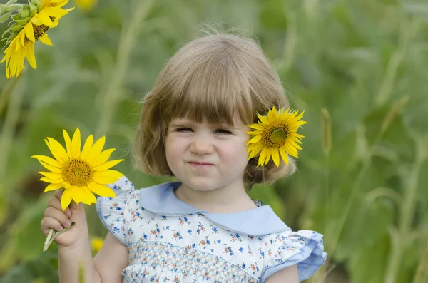 Petite fille dans un champ de tournesol — Photo