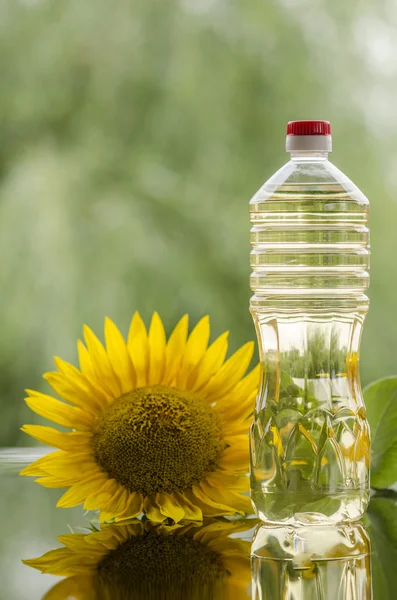 Floarea soarelui și sticla de ulei de floarea soarelui — Fotografie, imagine de stoc