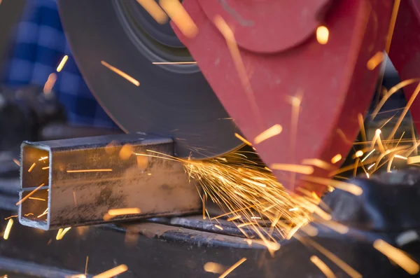 Tool cutting metal — Stock Photo, Image