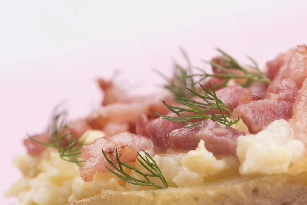 Sanduíche com bacon e ovos — Fotografia de Stock