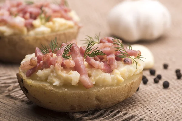 Sandwich con tocino y huevos — Foto de Stock