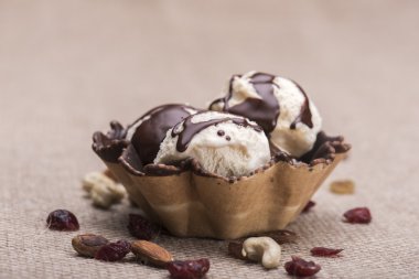 Rustik arka plan karşı dondurma Kupası