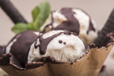 Rustik arka plan karşı dondurma Kupası