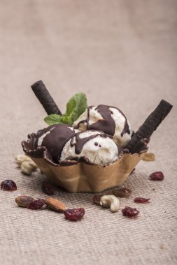 Rustik arka plan karşı dondurma Kupası