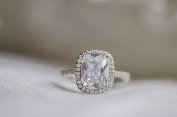 Wedding ring met diamant — Stockfoto