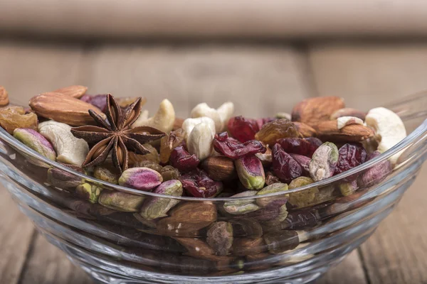 Pistaches et noix dans un bol — Photo