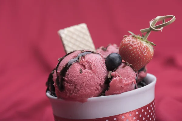 Strawberry ice cream in a white cup — Stock Photo, Image