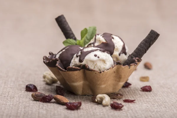 Coupe de crème glacée sur fond rustique — Photo