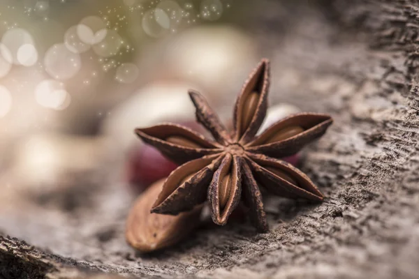 Anis estrelado sobre uma superfície de madeira — Fotografia de Stock