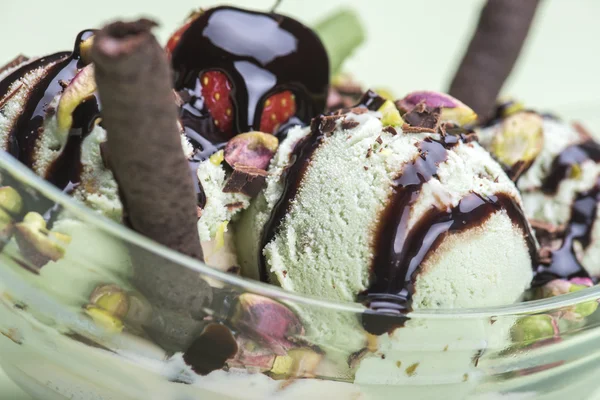 Мороженое в стеклянной миске — стоковое фото