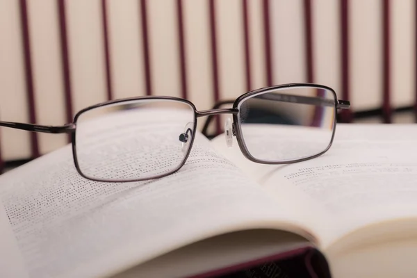 Libros y gafas — Foto de Stock