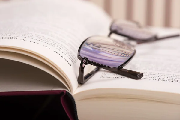 Libros y gafas —  Fotos de Stock