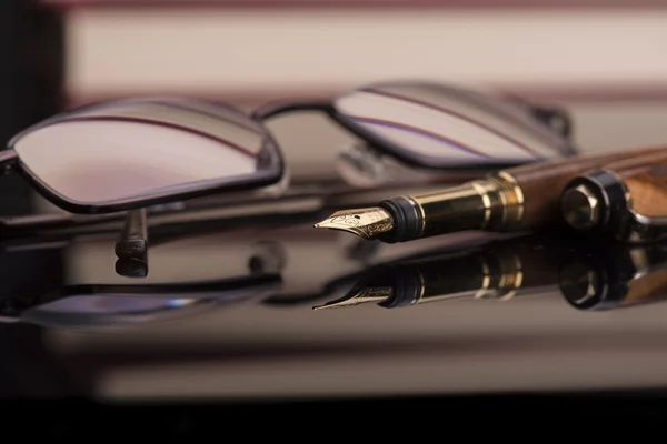 Fountain pen and glasses — Stock Photo, Image