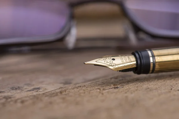 Dolma kalem ve glasse — Stok fotoğraf