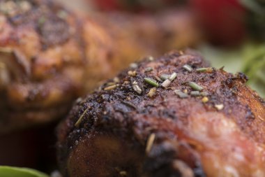 Baharatlı tavuk budu salata ile