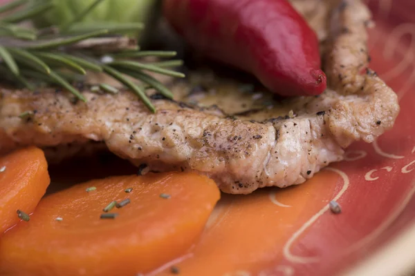 Grilled turkey with rosemary and vegetables — Stock Photo, Image