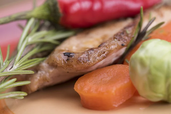 Grilled turkey with rosemary and vegetables — Stock Photo, Image