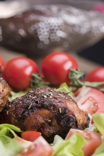 Pernas de frango picantes com salada — Fotografia de Stock