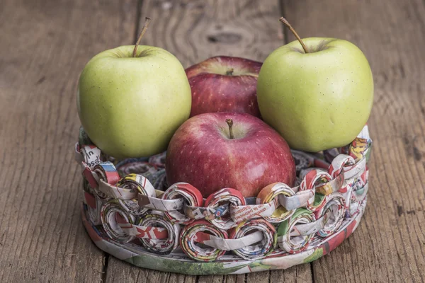 Manzanas sobre un soporte de papel reciclado —  Fotos de Stock