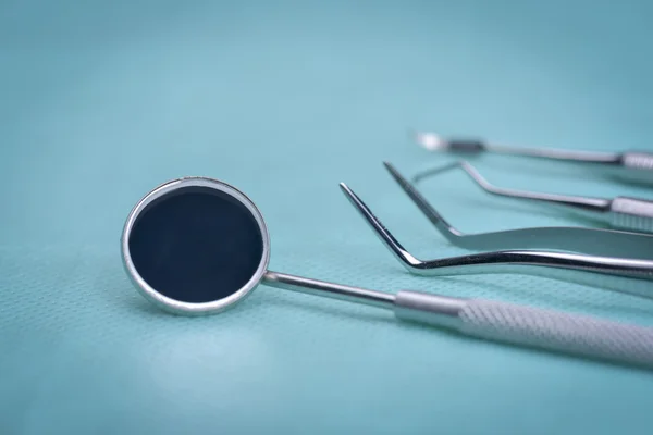 Стоматологические инструменты — стоковое фото