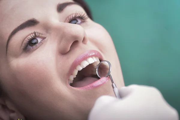 Mulher jovem e instrumento dentário — Fotografia de Stock