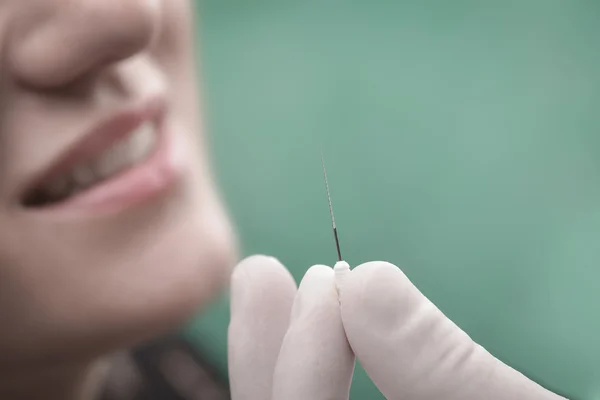 Mujer joven e instrumento dental — Foto de Stock