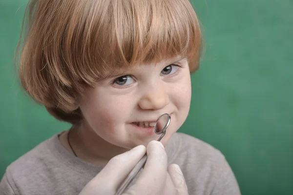 Dentální nástroje a malé dítě — Stock fotografie